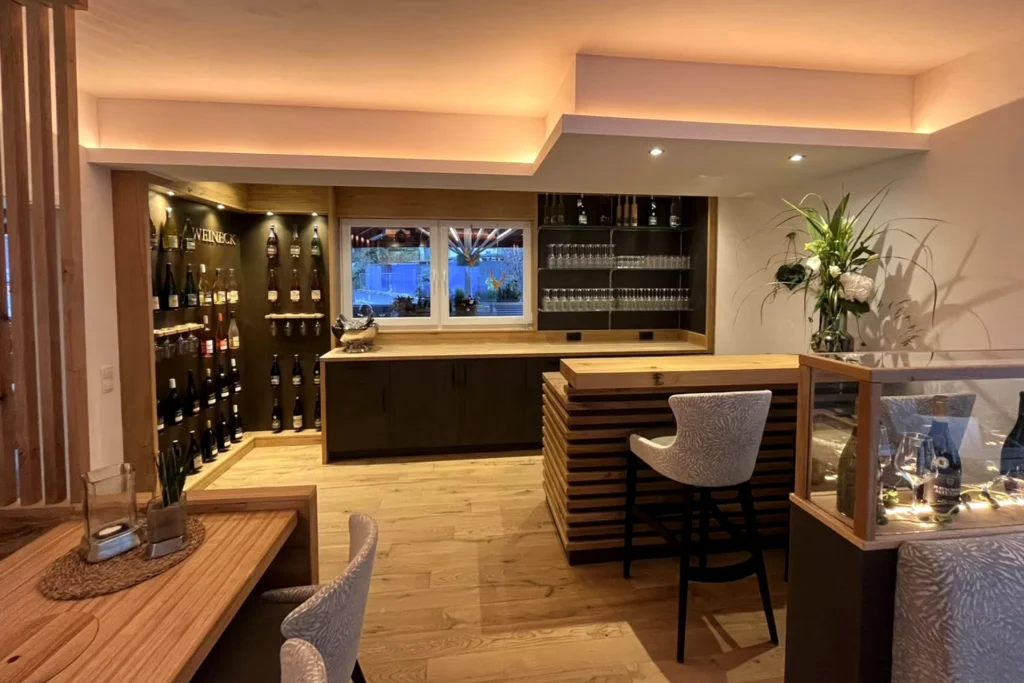 Innenansicht des Weineck Altenahr mit Holztischen und bequemen Stühlen.
