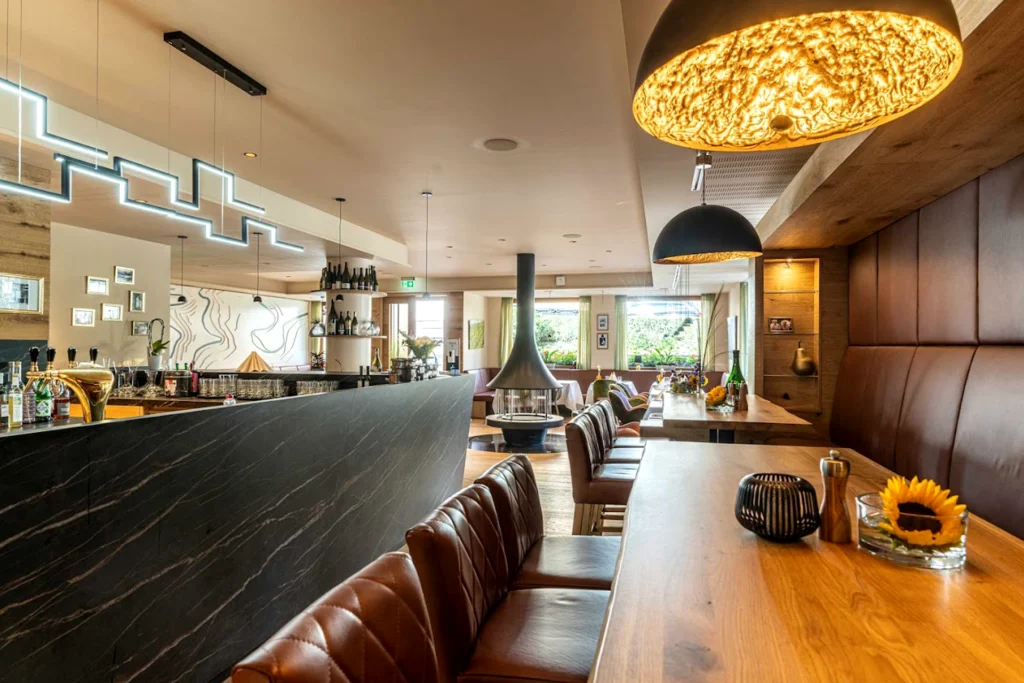 Blick in das Restaurant Hotel Ruland, mit edlen Holztischen und Lederbestuhlung.