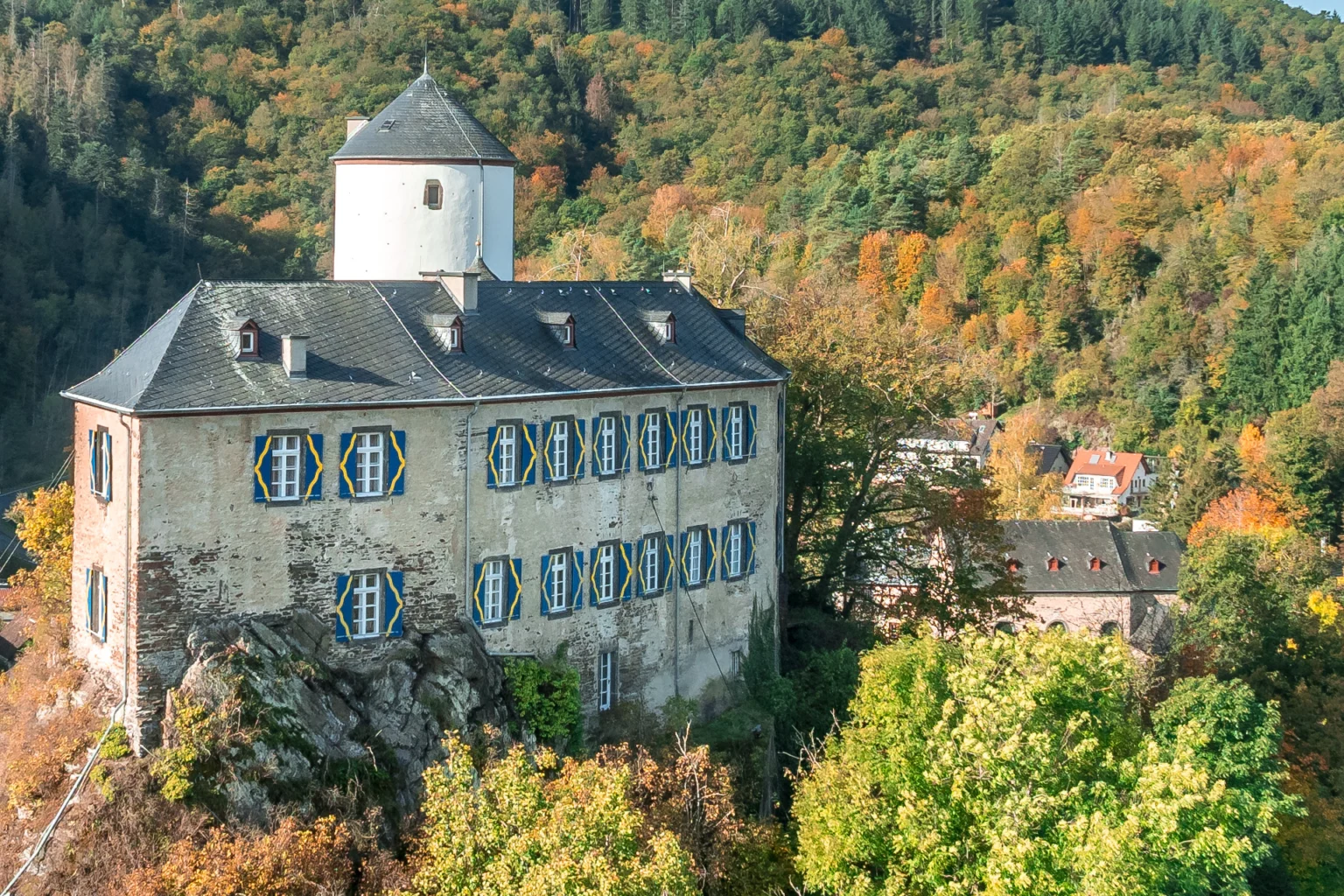 Drohnenaufnahme von der Kreuzburg in Kreuzberg.