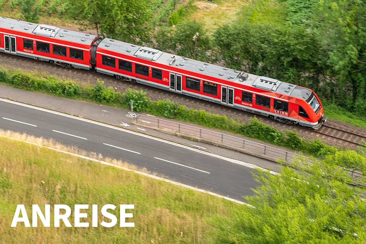 Die Ahrtalbahn mit Schriftzug Anreise.